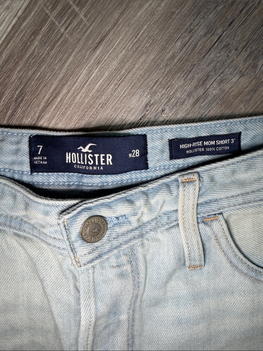 Hollister High-Rise Mom 3’ Light Blue Distressed Denim Shorts - Size 7/w28 - Picture 2 of 11